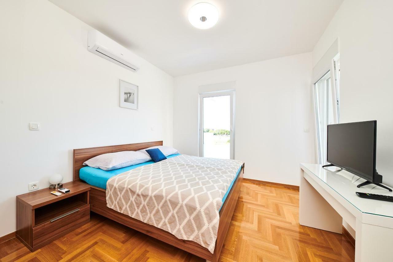 Ferienwohnung Sommer Новиград Екстериор снимка